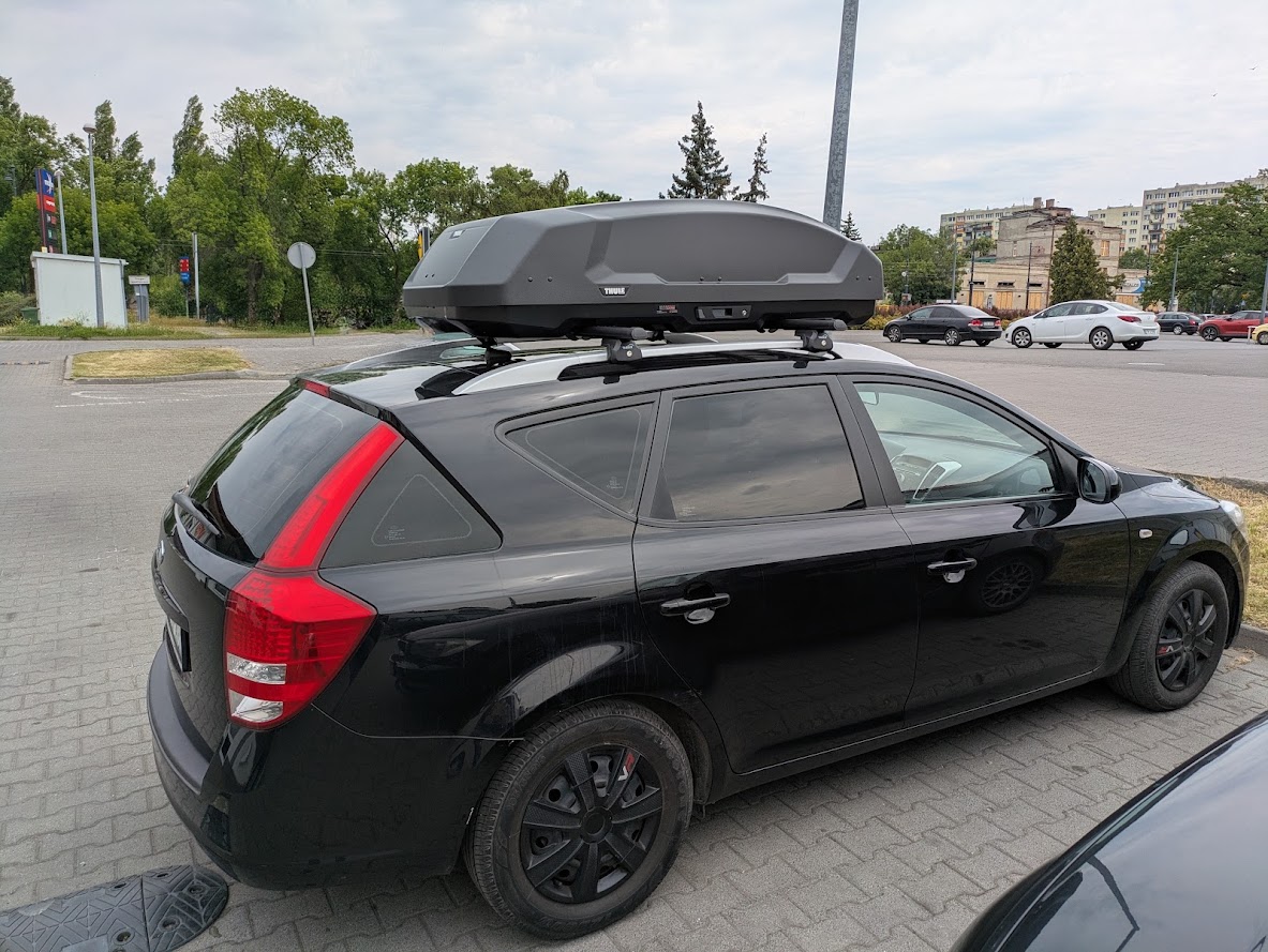 Kia Ceed SW 2007?2012 z boxem dachowym Thule Force 3 M na belkach Hakr Aero Black